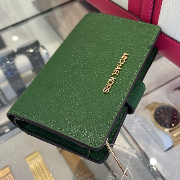 MICHAEL KORS
Medium Jet Set Travel Crossgrain Leather Bifold Zip Wallet
NWT - Picture 11 of 16